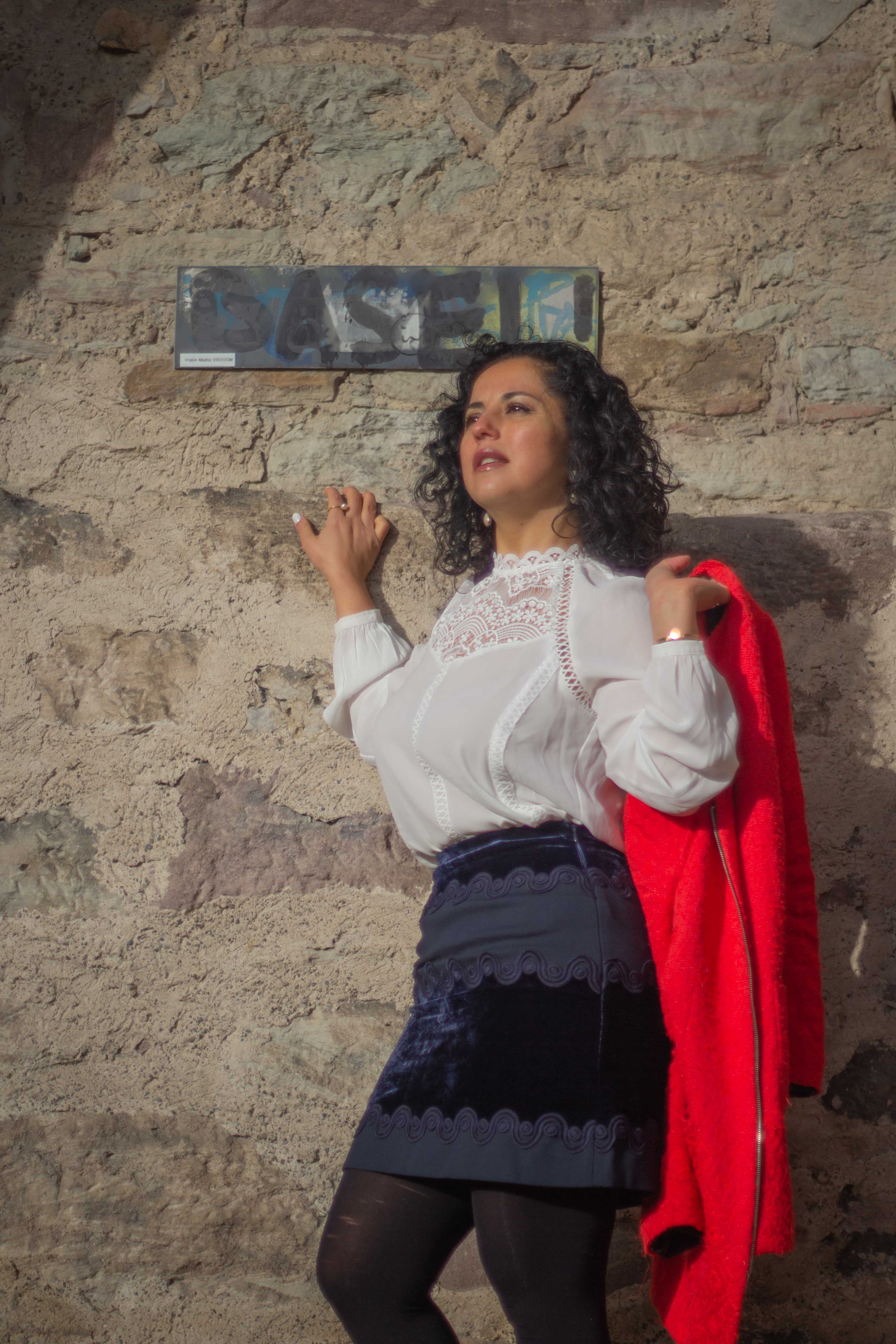 Daniela Alzérreca teaching a student