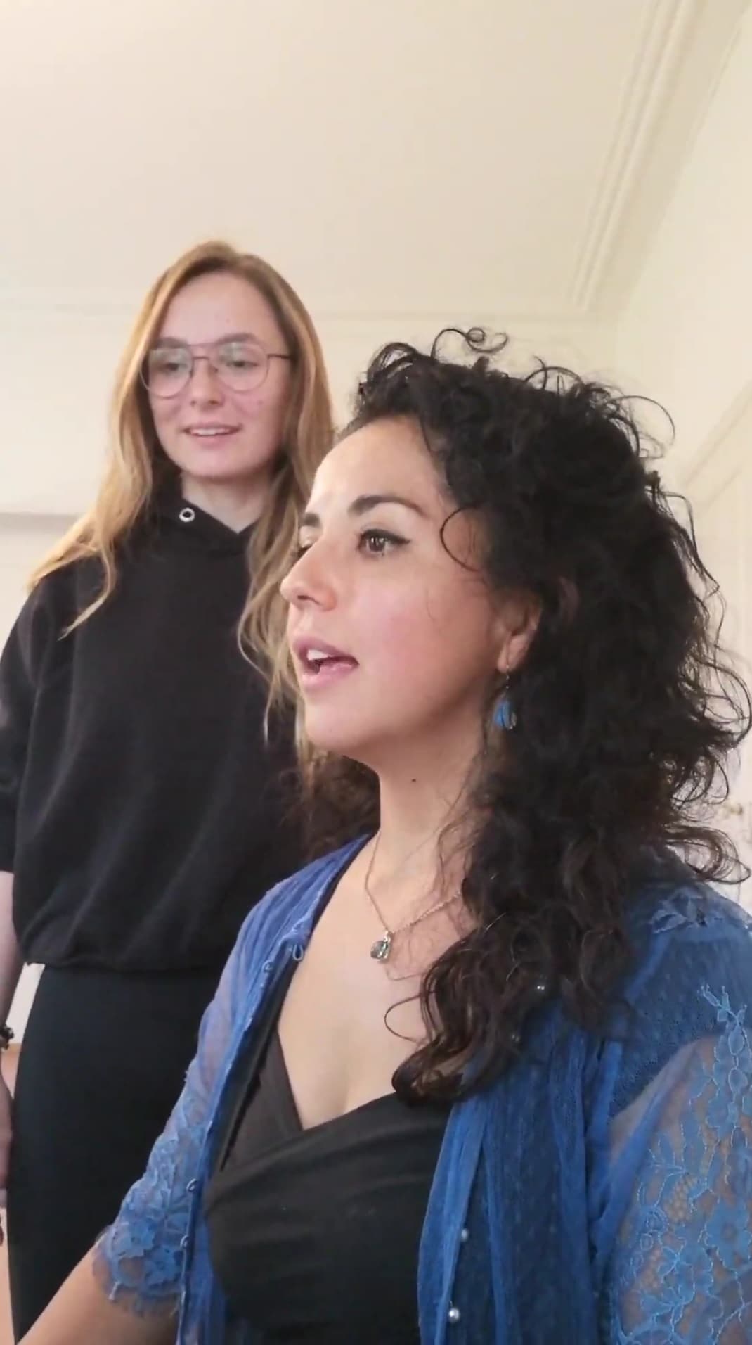 Daniela Alzérreca teaching a student